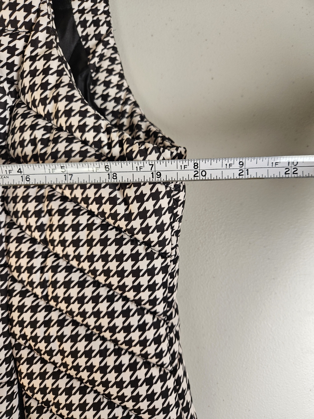 Tommy Hilfiger Black and White Houndstooth Quilted Puffer Vest Like New - Picture 5 of 13